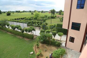 Hotel Oyo 70165 Royal Green Hotal