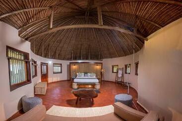 هتل Tilenga Safari Lodge