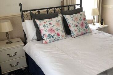 בית מלון כפרי Crown Lodge