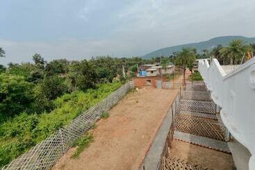 בית מלון כפרי Prakritir Prangone