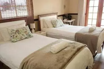 Majatalo Weaver S Nest Country Inn