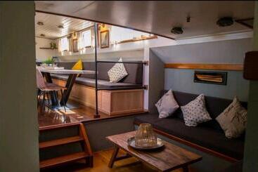 Bed and Breakfast Zeilschip De Hester