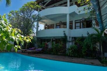 膳宿费 Mimpi Manis Air Sanih