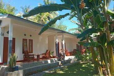 펜션 Riung Guesthouse