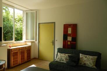 تختخواب و صبحانه Gite De L école