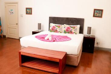 פנסיון The Sunbird Guesthouse