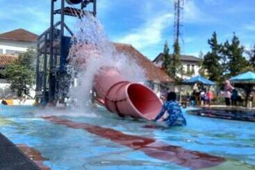 Puncak Village Hotel & Kampung Main Anak