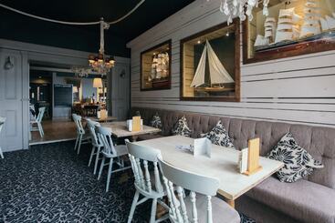 Royal Hotel, Bar & Grill