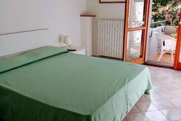 تختخواب و صبحانه Il Platano