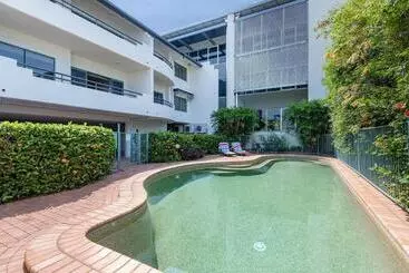 هتل آپارتمان Mid City Luxury Suites