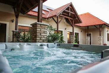 פנסיון Szarvas Apartman Jakuzzis Vendégház Mány