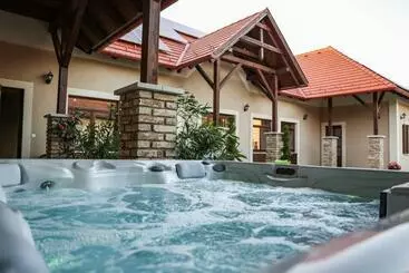 Pensiune Szarvas Apartman   Jakuzzis Vendégház Mány