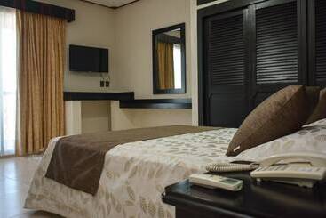 Отель Suites Los Arcos