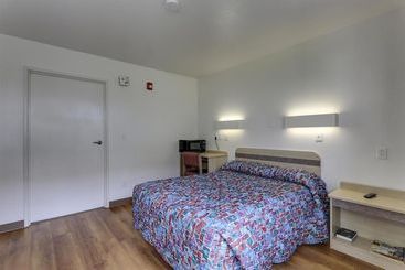 모텔 Rodeway Inn & Suites