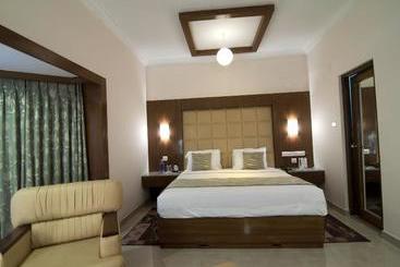 Velan Hotel Greenfields