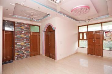 Hotel The Royal Suit Apartment By Oyo