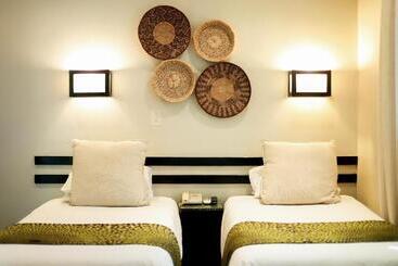 Отель Mantenga Lodge