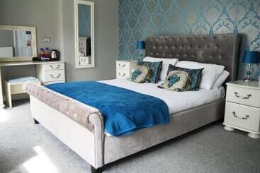 بنسيون The Whittington And Cat