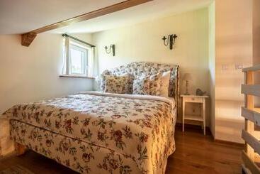 Stara Stajnia   Azyl Tylko Dla Dorosłych