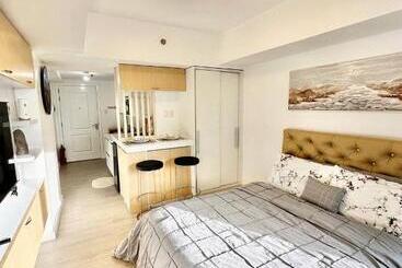 Huoneistohotelli Azure North Staycations   Modern Bali