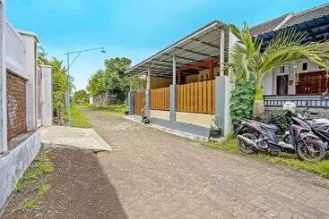 Hotel Kanggo Riko Family Homestay Mitra Reddoorz