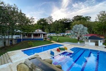 هتل Htl Campestre Aguas Vivas