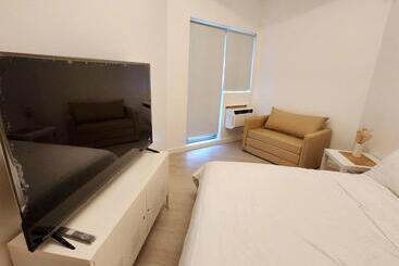 Aparthotel Minimalist Condo In Azure North