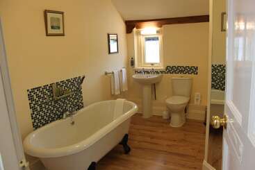 تختخواب و صبحانه The Olive Branch