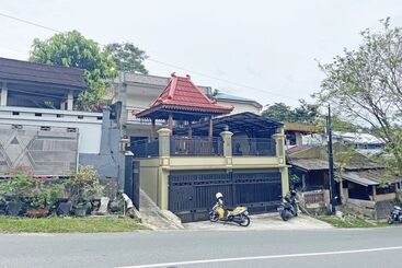 호텔 Spot On 92042 Sumber Rejo Homestay