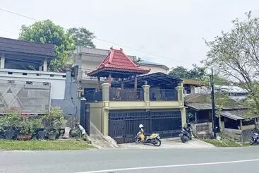 ホテル Spot On 92042 Sumber Rejo Homestay