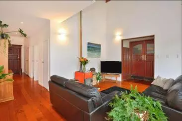 Bed & Breakfast The Gisborne Club   Boutique Accommodation