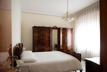 פנסיון La Rosa Rooms & Holiday Home