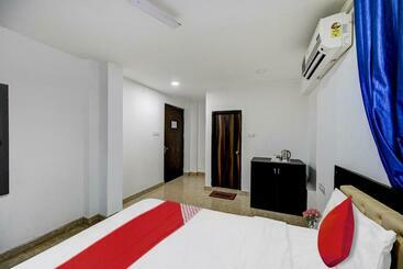 Hotel Oyo Flagship 80529 Salomi Premium