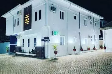 The 401 Hotel And Suites