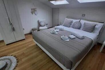 تختخواب و صبحانه La Mansarda Suite