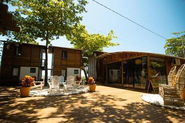 هتل Ilha Do Mel Lodges
