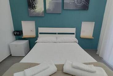 تختخواب و صبحانه The Essential