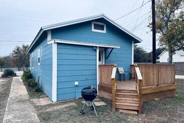 بنسيون Texas Blue Apple Cottage