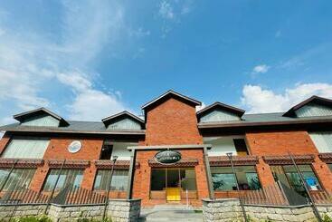 Hotel Crimson Inn & Restaurant