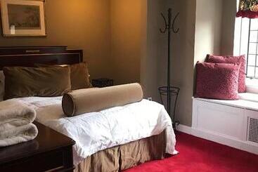 Bed and Breakfast The Castle At Skylands Manor