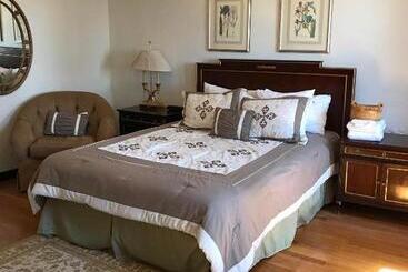 مبيت وإفطار The Castle At Skylands Manor