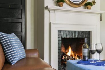 فندق Oakhurst Inn At The University