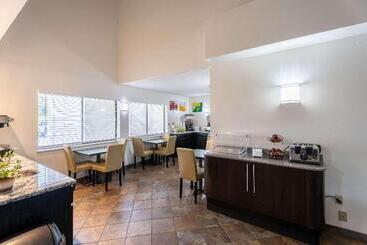 Motel Hill Country Inn And Suites