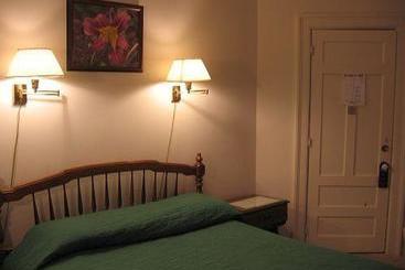 Olde Judge Mansion B&b