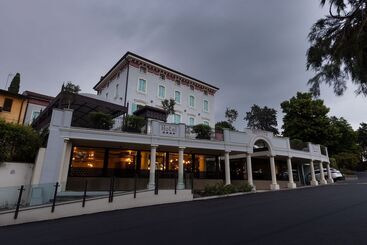 Отель Gardone Palace