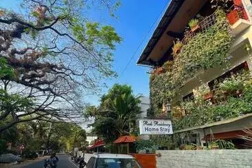 Hotell Reds Residency Homestay