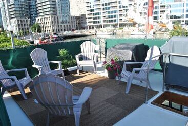 住宿加早餐  Making Waves Boatel