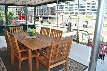 Bed and Breakfast Making Waves Boatel