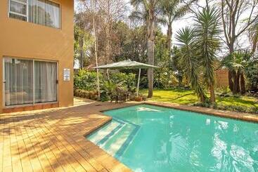 בית מלון כפרי Sunward Park Guest House & Conference Center