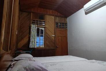 Пансион Lilys Nias Surf Camp